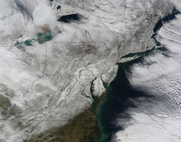 2010년 1월 미국 동부 해안. 워싱턴 D.C에는 60cm의 눈이 내렸다. 북극 한파 때문이었다.  [NASA]