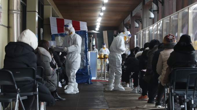 10일 오후 서울 송파구 보건소 코로나19 선별진료소에서 시민들이 검사를 받기 위해 기다리고 있다. [사진=뉴시스]