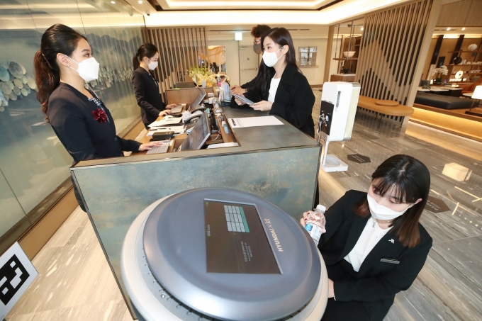 대구 메리어트 호텔&레지던스에서 직원들이 KT AI 호텔로봇을 사용하고 있다. [사진=KT]