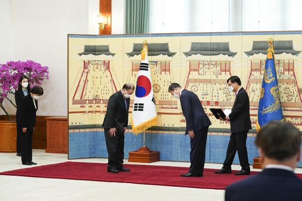 문재인 대통령이 14일 강창일 신임 주한일본대사(왼쪽에서 두번 째)에게 신임장을 수여하고 있다.  [청와대]