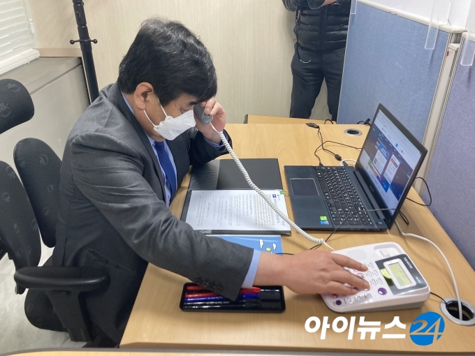 한상혁 방송통신위원장이 '통신분쟁조정상담센터'에서 일일 조사관으로 참여하고 있다.  [출처=아이뉴스24DB]