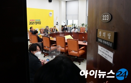 김종철 정의당 대표가 성추행 혐의를 인정하고 사퇴한 가운데 25일 서울 여의도 국회 정의당 당대표실에서 부대표단이 모여 회의를 하고 있다.