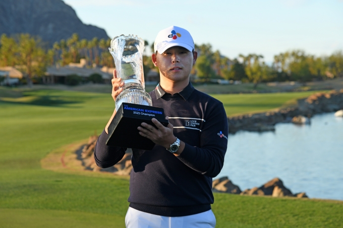 김시우가 미국프로골프(PGA)투어 아메리칸 익스프레스 우승컵을 들어올리며 미소를 짓고 있다. [CJ대한통운]