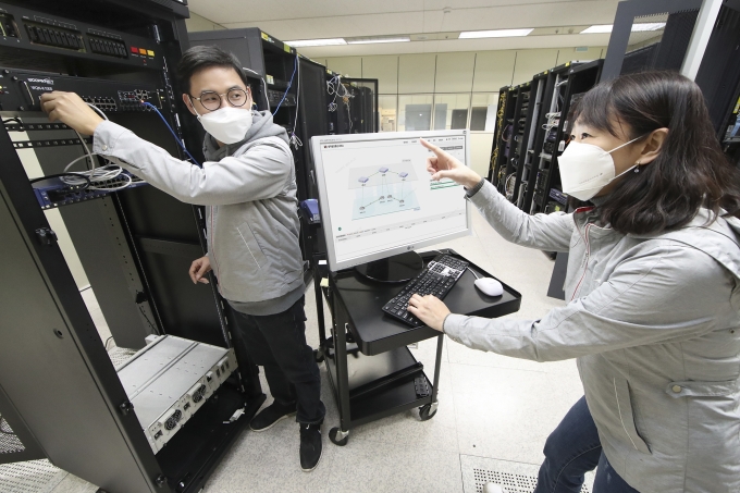 KT 대전연구개발센터에서 연구원들이 양자암호 관련 기술 및 표준을 연구하는 모습 [/사진=KT]