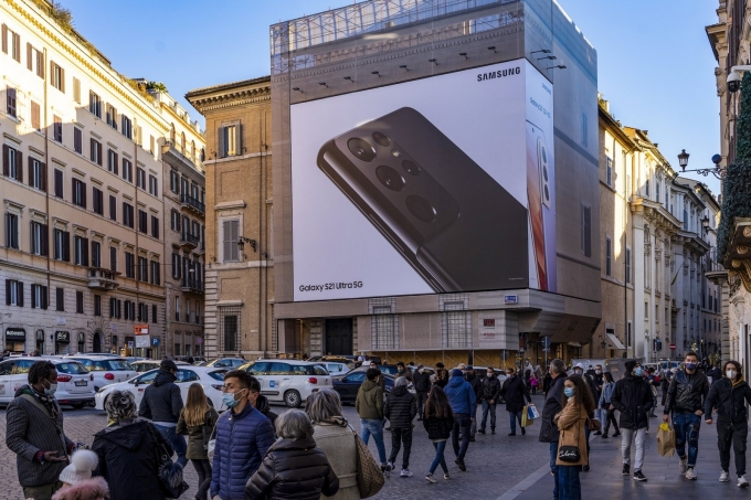 이탈리아 로마 스페인 광장(Piazza di Spagna)에 설치된 '갤럭시 S21' 옥외 광고 모습 [사진=삼성전자]