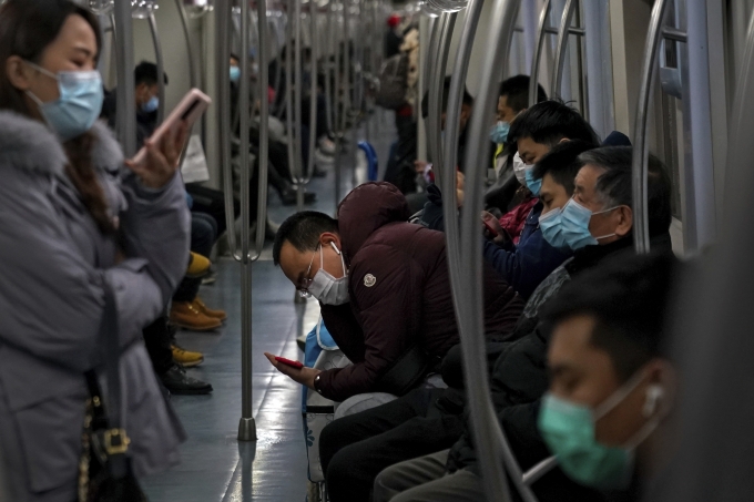 중국 베이징에서 마스크를 쓴 시민들이 지하철로 통근하고 있다. [베이징=AP/뉴시스] [뉴시스]
