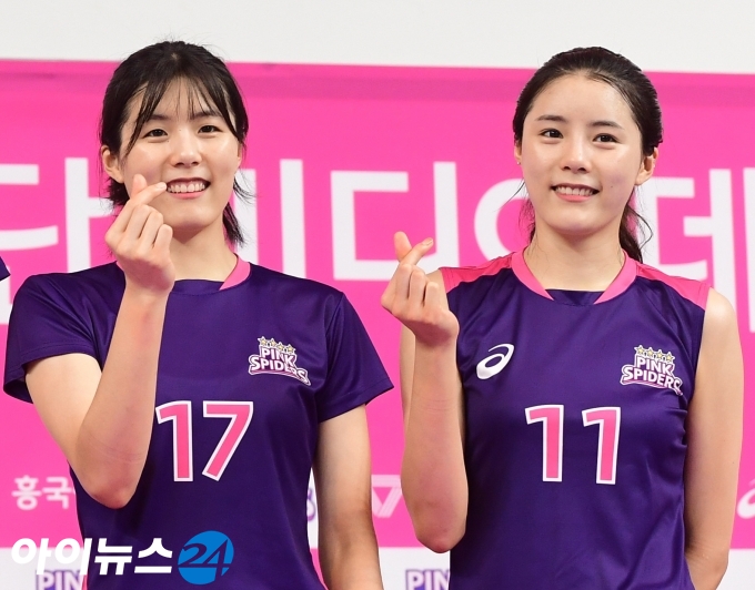 흥국생명 여자배구단의 '쌍둥이 자매' 이재영(왼쪽)과 이다영. [사진=정소희 기자]