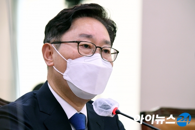 박범계 법무부 장관 후보자가 25일 오전 서울 여의도 국회 법제사법위원회에서 열린 인사청문회에서 의원 질의에 답변하고 있다. [사진=조성우 기자]