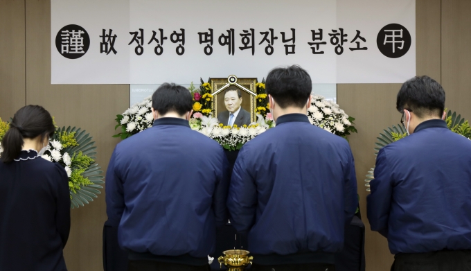 1일 오후 서울 서초구 KCC 본사에 마련된 고 정상영 명예회장의 분향소에서 직원들이 조문을 하고 있다. [KCC]