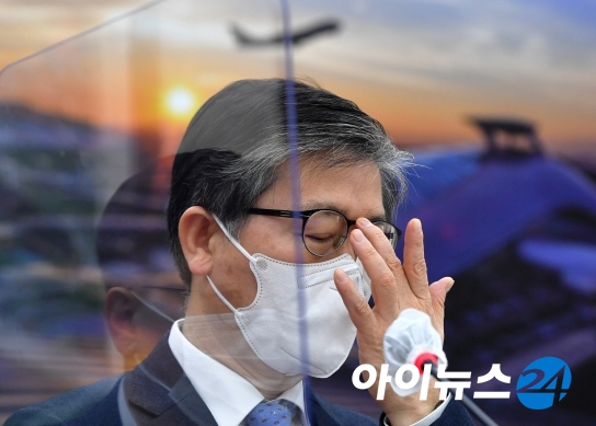 변창흠 국토교통부 장관이 3일 오후 서울 여의도 국회에서 열린 국토교통위원회 전체회의에서 잠시 안경을 고쳐 쓰고 있다.
