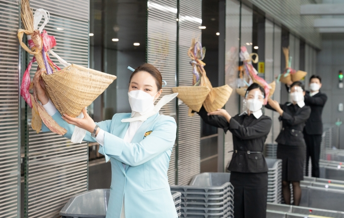 대한항공 객실승무원 등 직원들이 인천공항 제2여객터미널 대한항공 카운터에서 기념촬영을 하고 있다. [사진=대한항공]