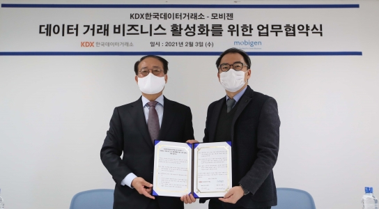 박재현 KDX 대표(왼쪽)와 김태수 모비젠 대표의 모습. [/사진=모비젠]