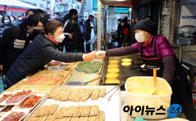 서울시장 보궐선거에 출마한 나경원 전 국민의힘 의원이 5일 서울 동작구 남성사계시장을 방문해 시민들과 대화를 나누고 있다. 