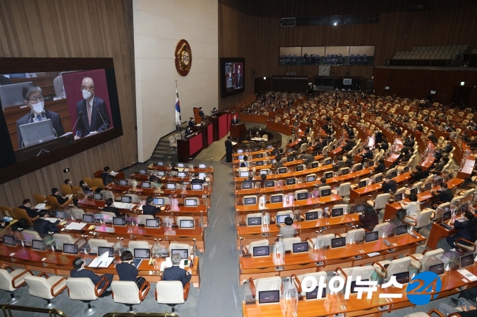 변창흠 국토교통부 장관이 5일 오후 국회에서 열린 경제분야 대정부 질문에 출석, 국민의힘 김희국 의원의 주택공급 정책에 대한 질문에 답하고 있다.