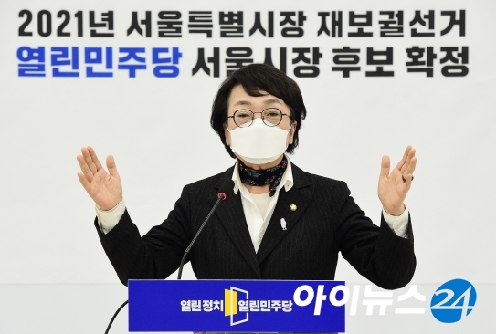 4.7 재보궐선거 열린민주당 서울시장 후보로 확정 된 김진애 후보가 9일 국회에서 공천장을 받은 뒤 소감을 밝히고 있다.