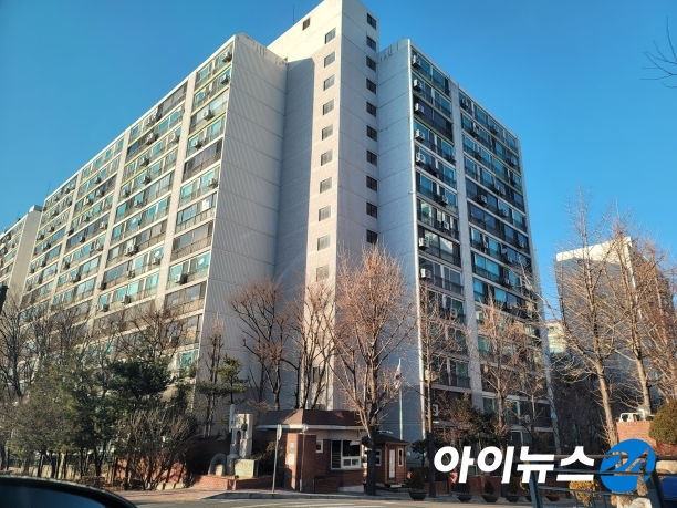 서울 동작구 흑석동 일원에 있는 '한강현대아파트' 전경. [사진=김서온 기자]