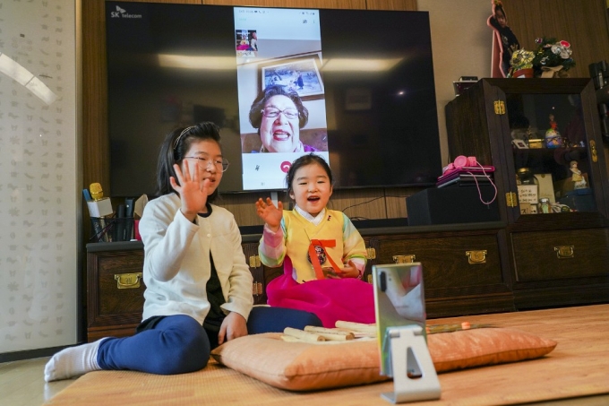 SK텔레콤은 11일부터 14일까지 영상통화 서비스를 무료로 제공한다. 사진은 할머니에게 무료 영상통화로 세배를 하는 아이의 모습 [사진=SKT]