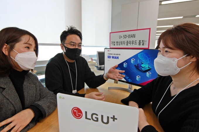 LG유플러스 직원들이 U+ SD-WAN을 소개하고 있는 모습. [사진=LG유플러스]