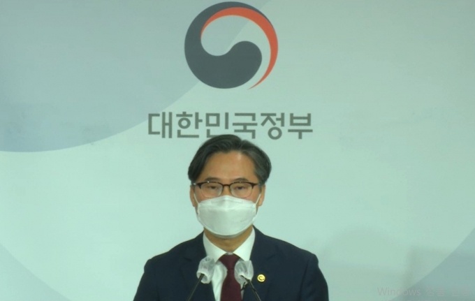 박진규 산업통상자원부 차관이 17일 '2021 산업부 업무보고' 브리핑을 하고 있다.  [사진=산업부]