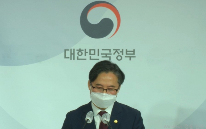 박진규 산업부 차관이 17일 업무보고 브리핑 이후 기자 질문에 답하고 있다. [사진=산업부]