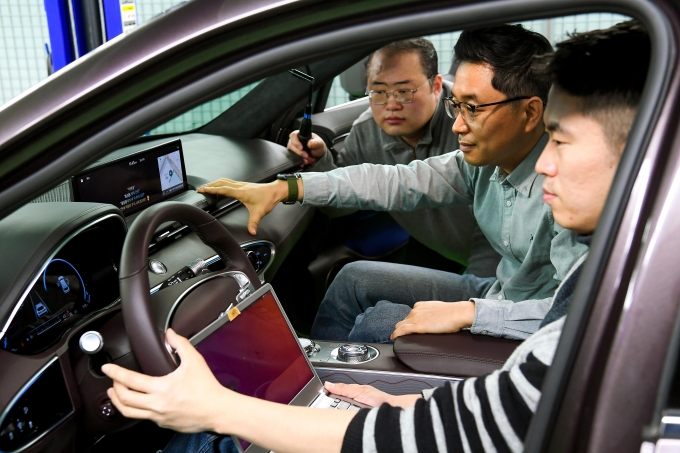 현대자동차그룹 연구원들이 '커넥티드 카 인공지능 음성인식 기술'을 자동차에서 테스트하는 모습. [사진=현대차그룹]