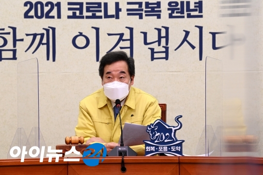 이낙연 더불어민주당 대표가 19일 오전 서울 여의도 국회에서 열린 최고위원회의에서 모두발언을 하고 있다.