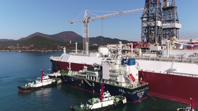 한국가스공사가 LNG운반선 시험 운전을 위한 세계 최초 STS LNG 선적 실증 테스트를 하고 있다. [사진=한국가스공사]