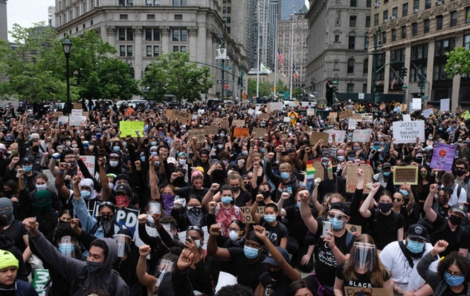 지난해 6월 미국 뉴욕에서 경찰의 과잉진압으로 숨진 흑인 '조지 플로이드' 관련 항의 시위가 열렸다. [사진=AP/뉴시스]