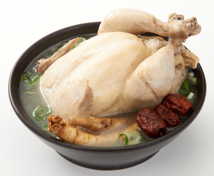 한국의 농촌진흥청은 조선 시대에 닭 요리는 닭백숙이 일반적이었으며, 일제강점기 부유층 사이에서 닭백숙에 가루 형태의 인삼을 넣는 요리가 나왔다고 설명한다. [사진=롯데마트]
