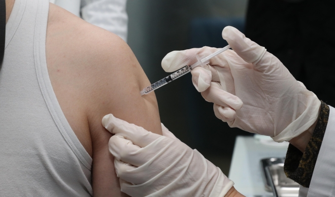 서울 송파구보건소에서 요양병원 종사자들이 백신을 접종하고 있다. [사진=사진공동취재단]