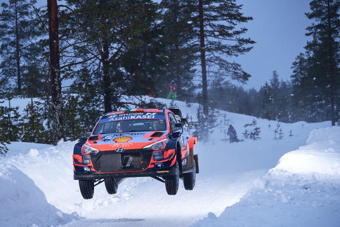 '2021 월드랠리챔피언십' 2차 대회 핀란드 북극 랠리에서 현대자동차 'i20 Coupe WRC' 랠리카가 주행하고 있는 모습. [사진=현대자동차]