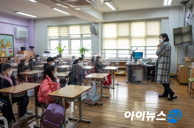  2021학년도 첫 등교를 시작한 2일 오전 서울 강남구 서울포이초등학교에서 학생들이 시업식에서 담임 선생님과 인사를 나누고 있다. [사진=사진공동취재단]