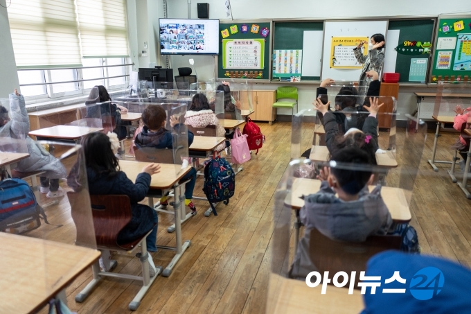  2021학년도 첫 등교를 시작한 2일 오전 서울 강남구 서울포이초등학교에서 학생들이 시업식에서 인사를 나누고 있다. [사진=사진공동취재단]