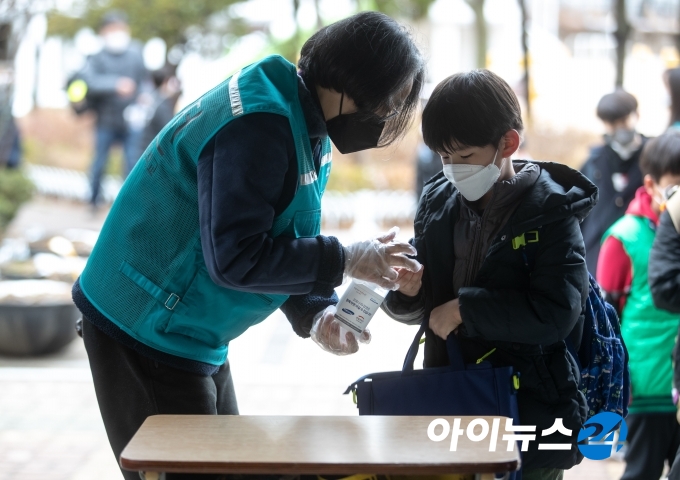 2021학년도 첫 등교를 시작한 2일 오전 서울 강남구 서울포이초등학교에서 한 학생이 교실로 들어가며 손소독을 하고 있다. [사진=사진공동취재단]