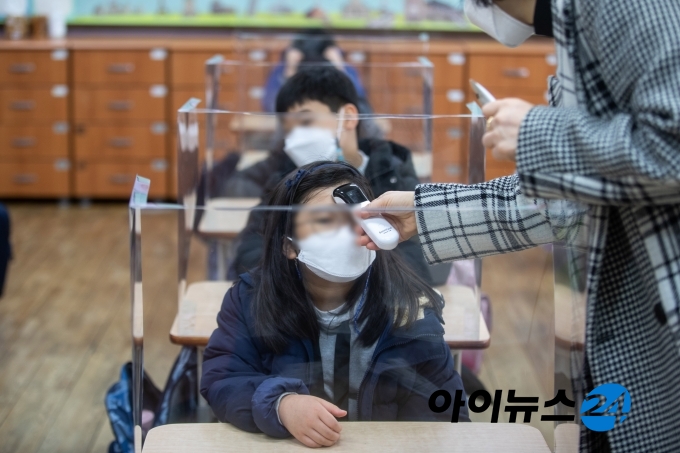 2021학년도 첫 등교를 시작한 2일 오전 서울 강남구 서울포이초등학교에서 한 학급의 담임선생님이 학생들 체온 측정을 하고 있다. [사진=사진공동취재단]