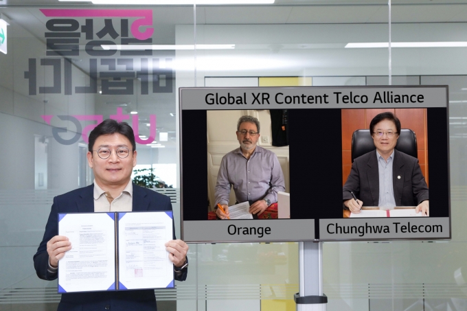 LG유플러스는 의장사(Facilitator)를 맡고 있는 5G 콘텐츠 연합체 ‘XR 얼라이언스(Global XR Content Telco Alliance)’에 각각 미국·프랑스·대만의 최대 이동통신사 버라이즌(Verizon)·오렌지(Orange)·청화텔레콤(Mobile Business Group Chunghwa Telecom)이 합류한다고 밝혔다. 이를 통해 총 7개 지역 10개 사업자가 XR 산업 육성을 위해 손을 잡게 된다. 사진은 최윤호 LG유플러스 5G서비스사업담당(상무)이 신규 회원사들과 화상회의를 하는 모습. [사진=LG유플러스]