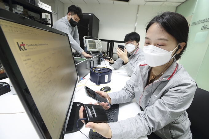 서울 서초구 KT연구개발센터에서 연구원들이 양자암호 비화통신 기술을 시연하는 모습  [사진=KT]
