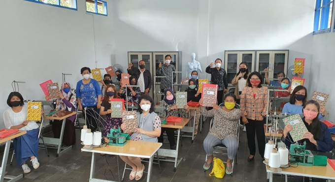 KT&G가 신설한 인도네시아 직업훈련센터 참가자들이 포즈를 취하고 있는 모습 [사진=KT&G]
