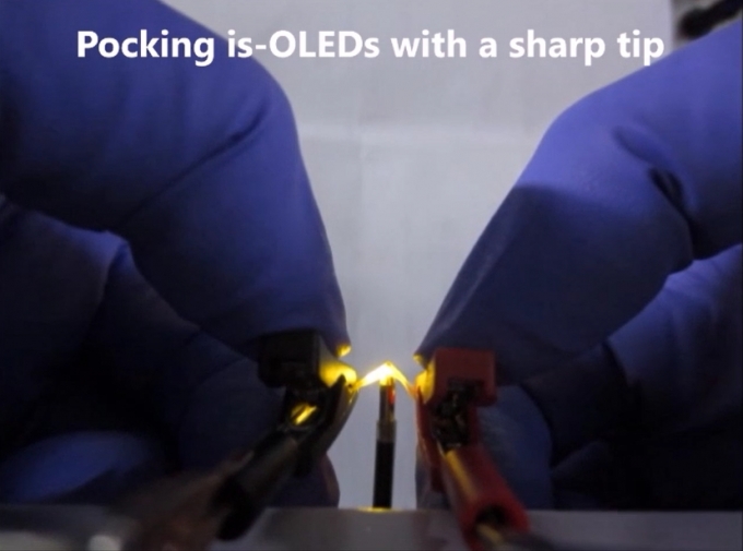 박진우 연세대 교수 연구팀이 고무처럼 늘어나는 OLED를 개발했다. 연구진이 개발한 스트레처블 OLED를 지름 100 μm 정도의 볼펜 심으로 3차원 변형을 가하고 있다 [연구진 제공 동영상 캡쳐]
