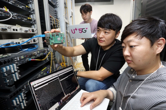 LG유플러스 관계자가 양자내성암호를 적용한 네트워크장비를 점검하고 있다.  [사진=LG유플러스]