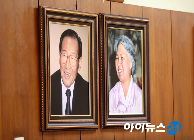 고(故) 아산 정주영 현대그룹 명예회장의 20주기 추모제사가 20일 오후 서울 종로구 청운동 정 명예회장 옛 자택에서 열렸다.  처음으로 공개한 자택 안 정 명예회장과 부인인 변중석 여사의 영정. 변중석 여사의 기일은 8월 16일이나 지난해부터 제사를 합치기로 한 데 따라 이날 같이 지낸다.