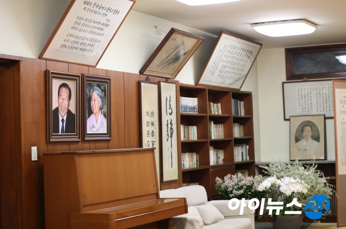 고(故) 아산 정주영 현대그룹 명예회장의 20주기 추모제사가 20일 오후 서울 종로구 청운동 정 명예회장 옛 자택에서 열렸다.  처음으로 공개한 자택 안 정 명예회장과 부인인 변중석 여사의 영정. 변중석 여사의 기일은 8월 16일이나 지난해부터 제사를 합치기로 한 데 따라 이날 같이 지낸다.