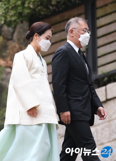 정의선 현대자동차그룹 회장과 부인 정지선씨가 20일 오후 고(故) 아산 정주영 현대그룹 명예회장의 20주기 제사가 치러지는 정 전 명예회장 생전 청운동 자택으로 들어가고 있다. 