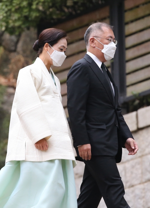 정의선 현대자동차그룹 회장과 부인 정지선씨가 20일 오후 고(故) 아산 정주영 현대그룹 명예회장의 20주기 제사가 치러지는 정 전 명예회장 생전 청운동 자택으로 들어가고 있다.  [정소희 기자]