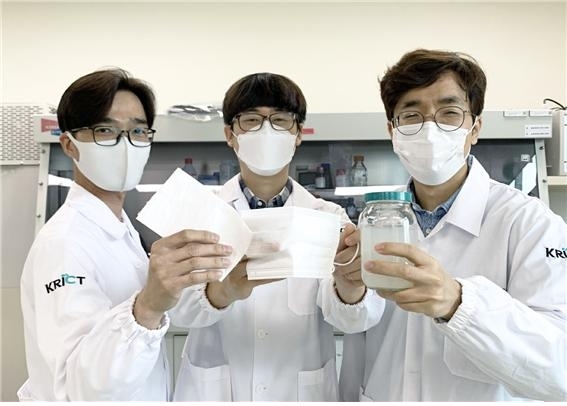 한국화학연구원 바이오화학연구센터 황성연·박제영·오동엽(왼쪽부터) 박사가 ‘생분해성 마스크 필터와 나노키틴 용액’을 들고 있다. [화학연 제공]