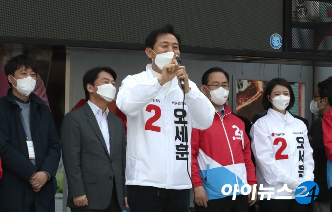 오세훈 국민의힘 서울시장 후보가 4.7 보궐선거 선거운동 첫날인 25일 오후 서울 중구 대한문 앞에서 열린 시청역 거점유세에서 연설하고 있다. [국회사진취재단]