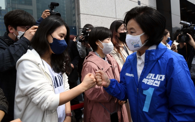 박영선 더불어민주당 서울시장 후보가 26일 서울 서대문구 신촌 현대백화점 앞에서 집중유세를 하기에 앞서 시민들과 인사를 나누고있다. [뉴시스]