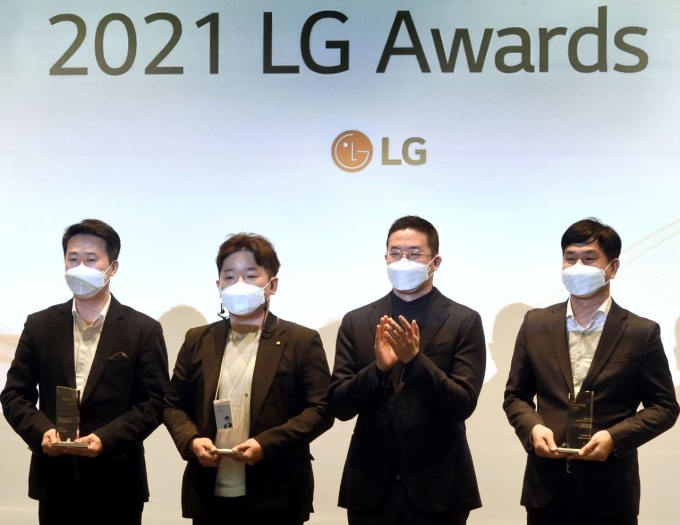 지난 30일 오후 서울 마곡 LG사이언스파크에서 개최한 'LG 어워즈(Awards)'에서 구광모 LG 대표가 일등LG상 수상자들과 기념 촬영을 하고 있다. [사진=LG그룹]