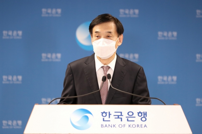 이주열 한국은행 총재가 기자간담회에서 발언하고 있다. [사진=한국은행]