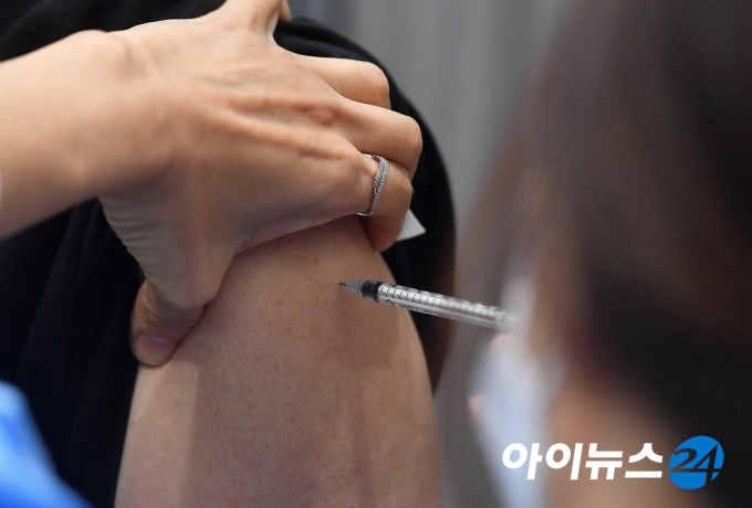 한 시민이 코로나19 백신 접종을 받고 있다. [사진=조성우 기자]
